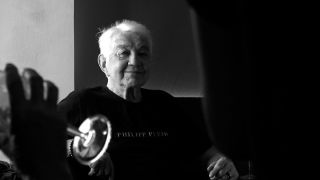 POSLEDNÍ POTLESK PRO LEGENDU Dámy a pánové, přátelé, fanoušci, kamarádi i kolegové, s těžkým srdcem, ale i s úsměvem,...