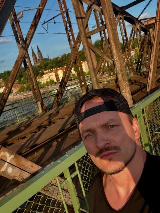 Pod Vyšehradem, kde mají koleje vlastní příběhy… #Praha #Vyšehrad #ŽelezničníMost #VysehradBridge #PragueView...