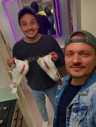 Video je z 26. května, ale až teď ho můžeme zveřejnit — a pořád je aktuální. 😀 Když přijedeš za hercem a kamarádem...